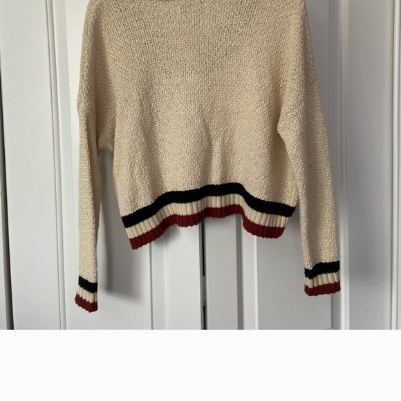Chic V-Neck Sweater with Black and Red Trim - Picture 3 of 5